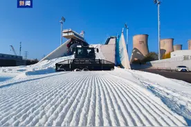国际冰雪赛事将举行 北京首钢滑雪大跳台启动造雪图片