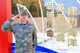 “兵哥哥”施救垫药费不留名！遭遇车祸老人倒地不起，幸好有他......图片