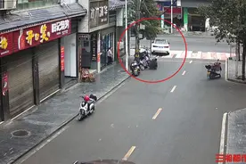 女子匆忙下车忘拉手刹，小车开溜一路闯祸图片