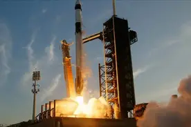 “龙”飞船与国际空间站对接 滞留太空近9个月的宇航员终将返回图片