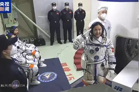 独家视频丨神十九航天员乘组依次进入飞船返回舱图片