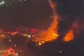 南京一仓库晚间发生火灾，过火面积约580平米→图片