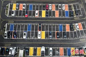 福州现“五彩”停车场图片