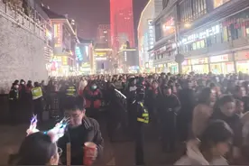 跨年夜，合肥淮河路步行街热闹非凡图片