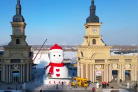红帽子红围脖红钮扣，哈尔滨“网红大雪人”来了图片