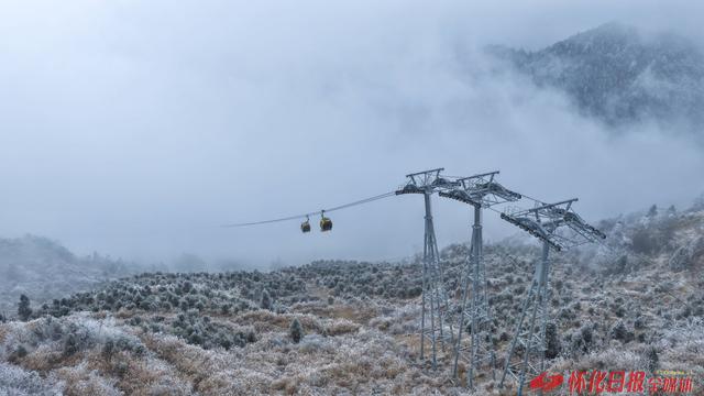 雪峰山索道穿越银装山背
