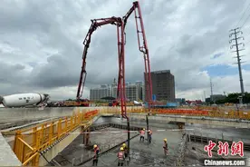 广花城际铁路工程首座车站封顶图片