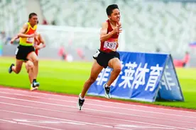 60米100米破纪录夺冠！“小飞人”韩信再次惊艳赛场图片