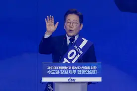 李在明穿防弹衣演讲，向欢呼观众跪地磕头，一个月前曾收到“暗杀预警”图片