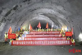 泸石高速泸定段45公里主线贯通，之后成都至海螺沟将缩短至3.5小时图片