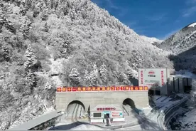 G351线夹金山隧道预计国庆前通车，届时穿行夹金山只需10分钟！图片