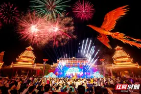 《极乐盛宴》烟花剧首演 “五一”来长沙方特看烟花玩穿越图片