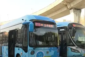 “宝宝巴士”“熊猫停车位”……城市精细化治理 畅通便民出行路图片