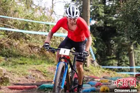 山地自行车选手贵州福泉“切磋骑技” 春山上感受速度与激情图片