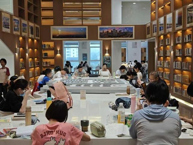 国庆阴雨催热“书香打卡”，济南这处图书馆成市民好去处