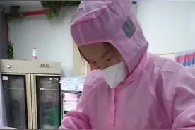 旧羽绒服翻新服务走红，武汉加工店主：8至15件可做一条冬被，3小时改好，能省千元图片