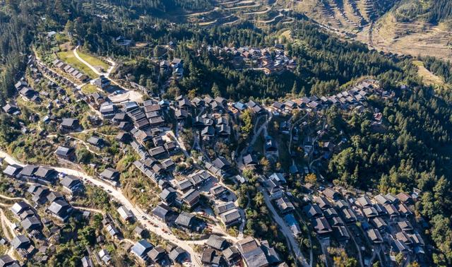 从江：民居落山脊 苗寨入画来