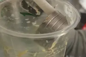 消费者在1点点饮品中喝出杯盖，门店称已赔偿！曾陷苍蝇风波图片