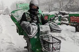 顶风冒雪，这位配送小哥连夜为八旬老人配送生活物资图片
