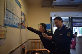 守护烟火成都  “双区联动” 检查玉林网红餐厅食品安全图片