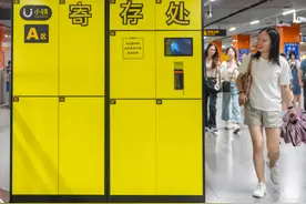 上海地铁站首批行李寄存柜就位，不少乘客想要“动手”图片