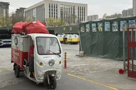 快递小哥风中坚守：“没有催单，只有比平时更多的打赏”图片