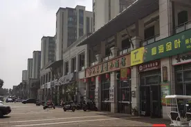 问政海南·办实事 | 海口一小区商铺通风口变排烟管道 执法部门：关店整改图片