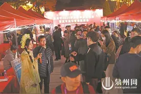 古城夜市“摆摊”招聘 赏灯找工作两不误图片