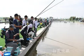 行走人民之城④｜清澈池塘边游人垂钓休闲 田园风光里乡村风生水起图片