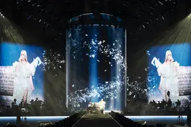 张惠妹广州演唱会掀万人雨中合唱，献歌给“天上的好姐妹”：我很想你图片