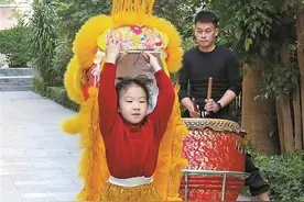 揭阳小女孩街头舞狮，偶遇专业“狮群”，接下来的一幕太暖心！图片