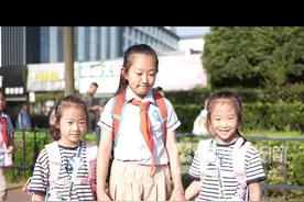 日照开学季|哥哥姐姐做榜样，“大宝”牵着“二宝”去上学！图片