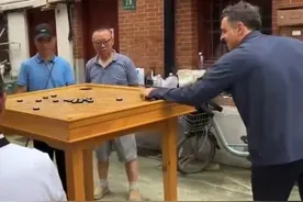 起猛了！世界冠军竟和上海爷叔学打球……图片