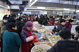 呛蟹50元两只，一天能卖两三千元！舟山海鲜市场年味浓图片