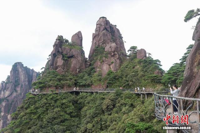 世界地质公园江西三清山：暑期尾声人气不减