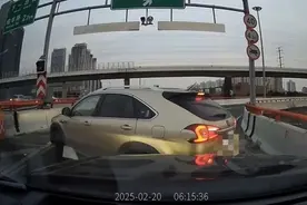 事发上海，一车高架上开错路竟原地掉头逆行图片