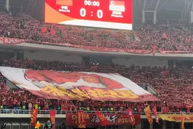 关键一战！球员入场时国足球迷展示Tifo：精忠报国图片