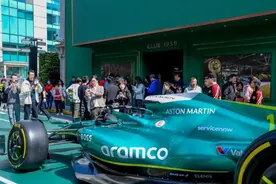 偶遇顶流车手、商业街“变身”赛场...2025年F1季，特色市集、网红地标里氛围感拉满，市民全城寻宝图片