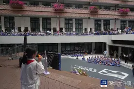 课间15分钟“开演唱会”！深圳小学生居然在校园里“追星”图片