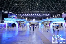半两财经｜2025上海车展今天开幕！ 小米汽车、鸿蒙智行首次亮相上海车展图片