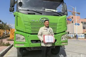 轿车高速口侧翻起火 路过襄阳籍司机紧急救人图片