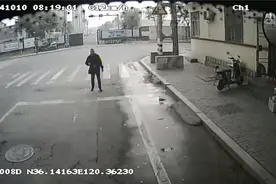 老人乘车不便，公交司机暖心搀扶获赞图片