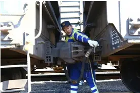 “冷极”不冷 最北铁路为百姓送去“幸福暖流”图片