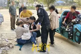 跳进污水井救下8岁儿童，他说：孩子也非常勇敢、坚强 | 政法圈·新警察故事图片