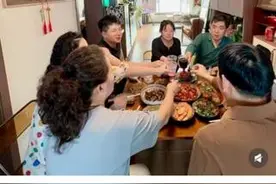 带爸妈反向旅行、爆改老妈和老弟！一身反骨的年轻人已“爆改”年味图片