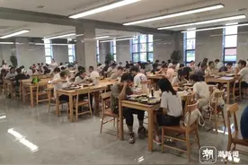 又见“别人家的食堂”，浙大食堂时令菜上新，“雪菜肉末小黄鱼”有点鲜图片