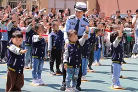 聊城：“警幼零距离 安全入童心” 交警为萌娃播种安全“萌芽”图片