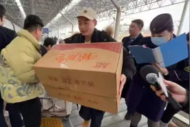 65.8万人次！今天上海铁路客流迎来最高峰，出门务必赶早，看好候车室和检票口图片