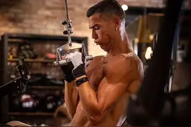 👀邮报揭秘40岁C罗如何保持巅峰状态：魔鬼训练+严苛饮食+睡眠革命图片