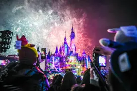 主题公园复游率提升，上海迪士尼年卡用户年均打卡12次图片